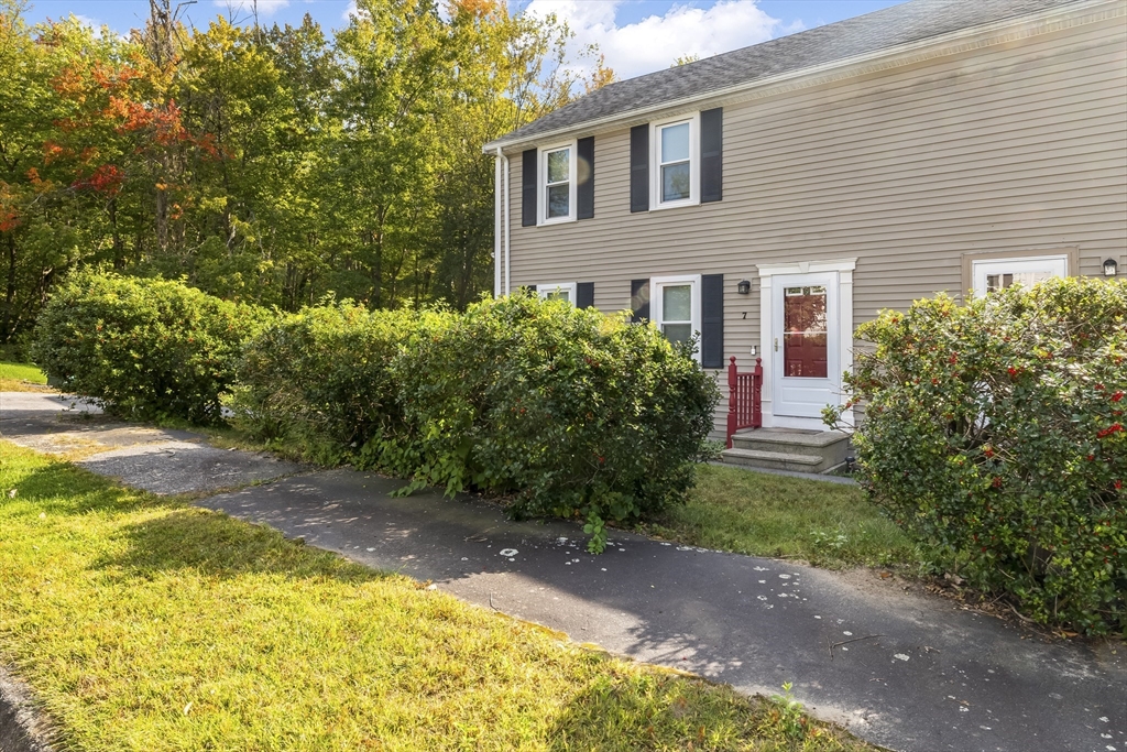 7 Lorraine Road Worcester, MA 01604 - Photo 2 of 29 Gallery Image 2