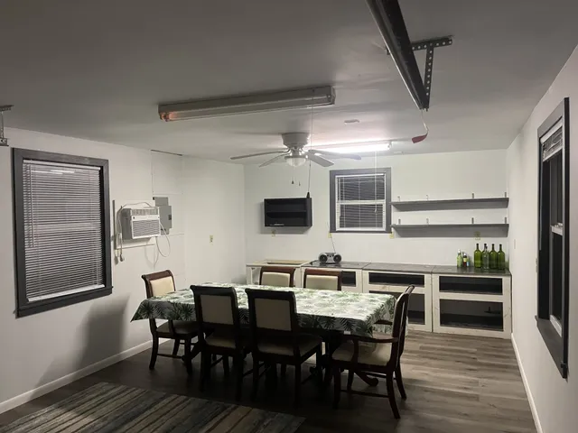 a view of a backyard