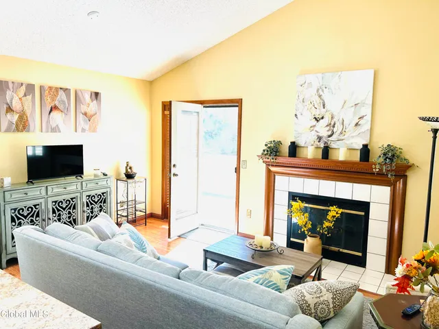 $1,700 | 212 Yorktown Drive, Halfmoon, NY 12065