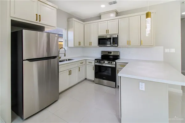 $1,300 | 2002 East 1st Street, Unit 2, Mission, TX 78572