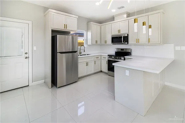 $1,300 | 2002 East 1st Street, Unit 2, Mission, TX 78572