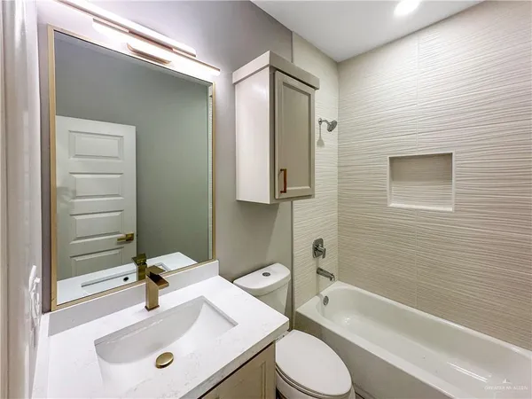 $1,300 | 2002 East 1st Street, Unit 2, Mission, TX 78572