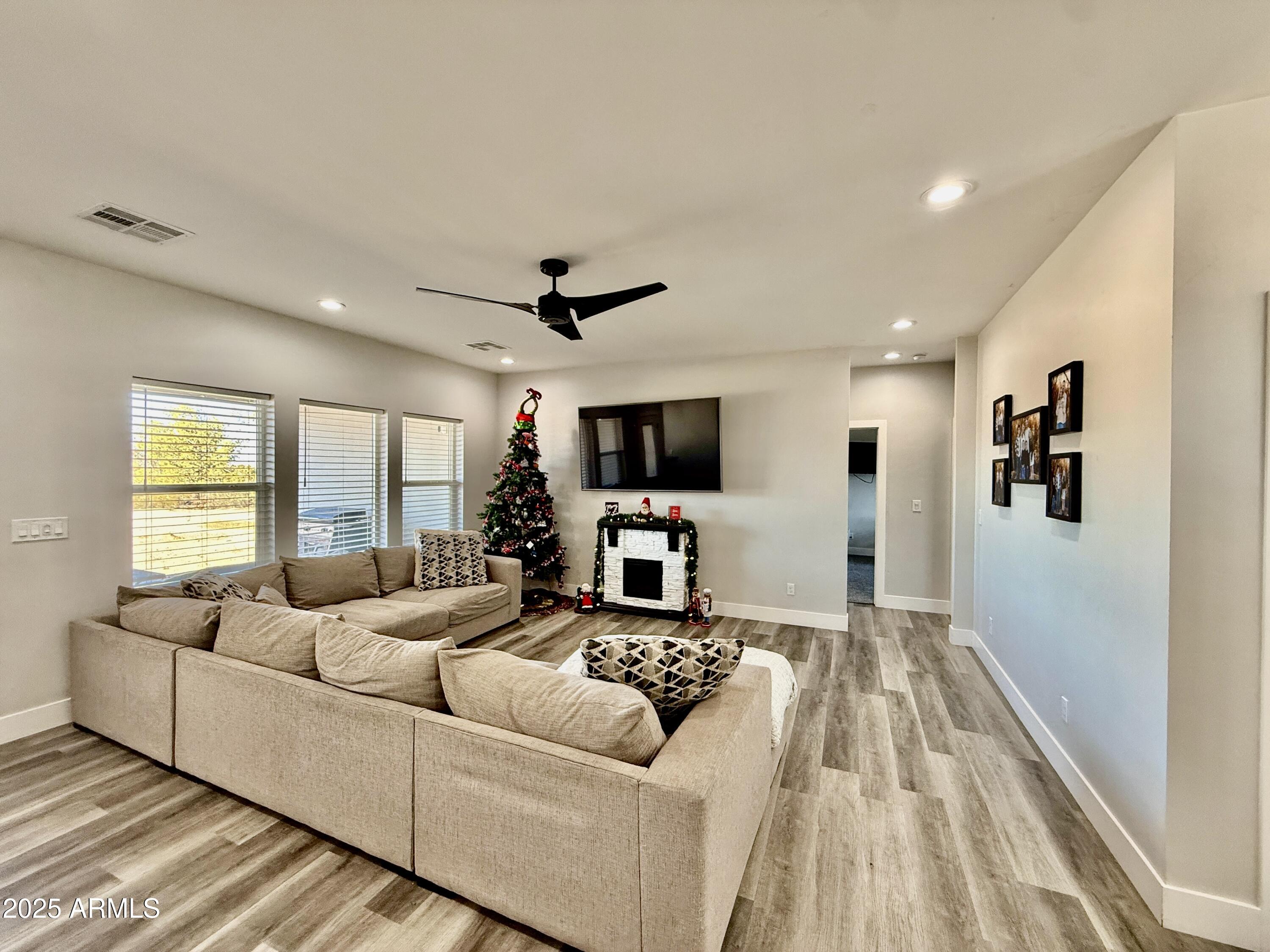 640 South 600 West Pima, AZ 85543 - Photo 5 of 22 a living room with furniture and a flat screen tv