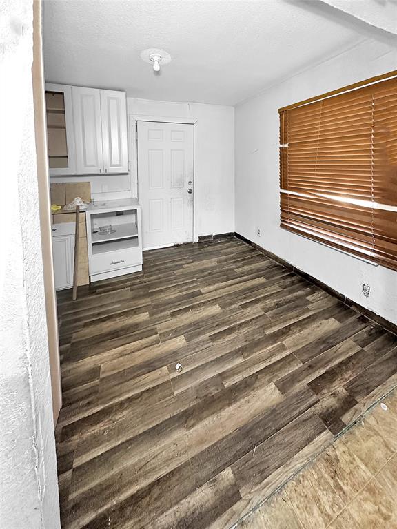 535 Ella Avenue Dallas, TX 75217 - Photo 5 of 8 a view of kitchen and empty room