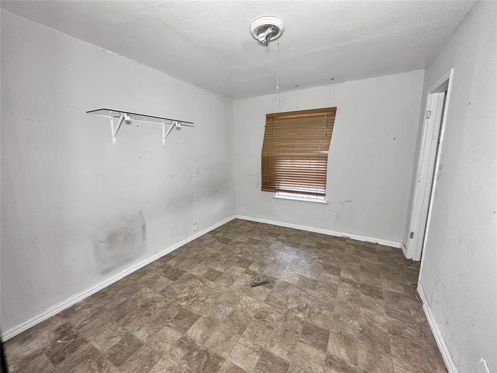 535 Ella Avenue Dallas, TX 75217 - Photo 6 of 8 a view of an empty room with a window
