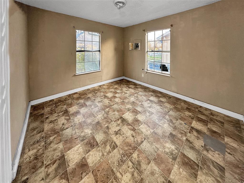 535 Ella Avenue Dallas, TX 75217 - Photo 8 of 8 an empty room with windows