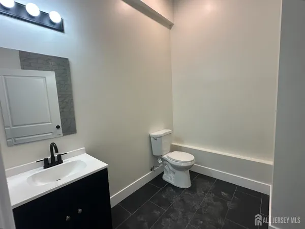 $1,995 | 213 French Street, Unit 1, New Brunswick, NJ 08901