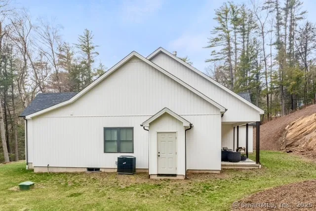 a view of a house with backyard and garden