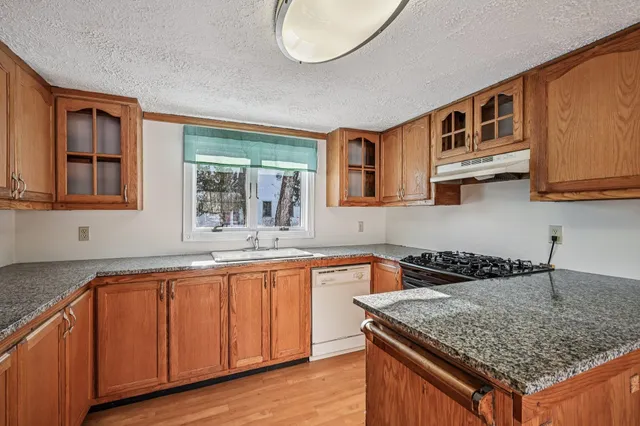 $450,000 | 23 Sandown Road, Fremont, NH 03044