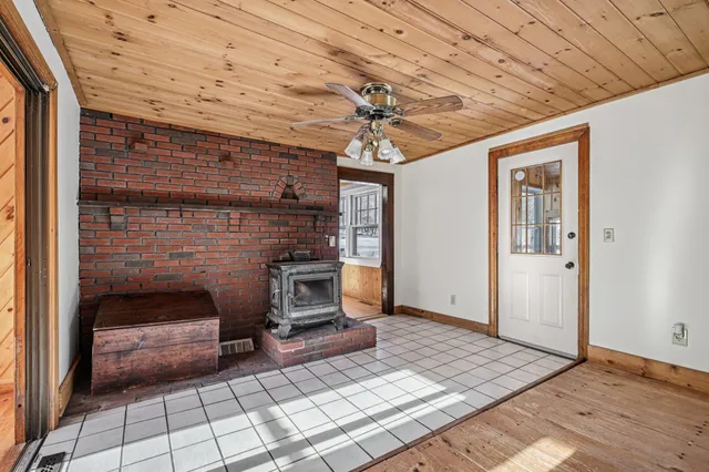 $450,000 | 23 Sandown Road, Fremont, NH 03044