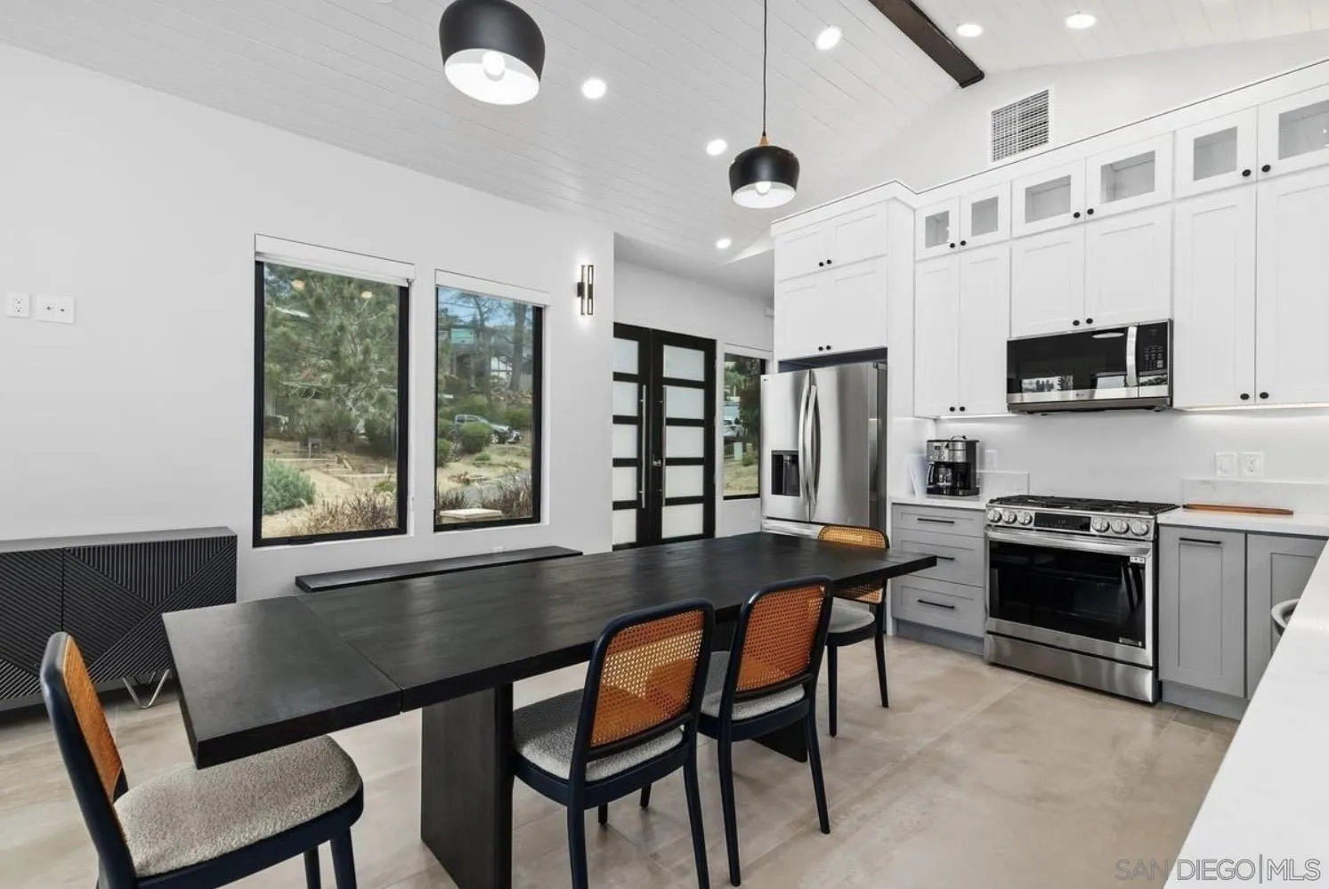 341 Hidden Pines Road Del Mar, CA 92014 - Photo 3 of 23