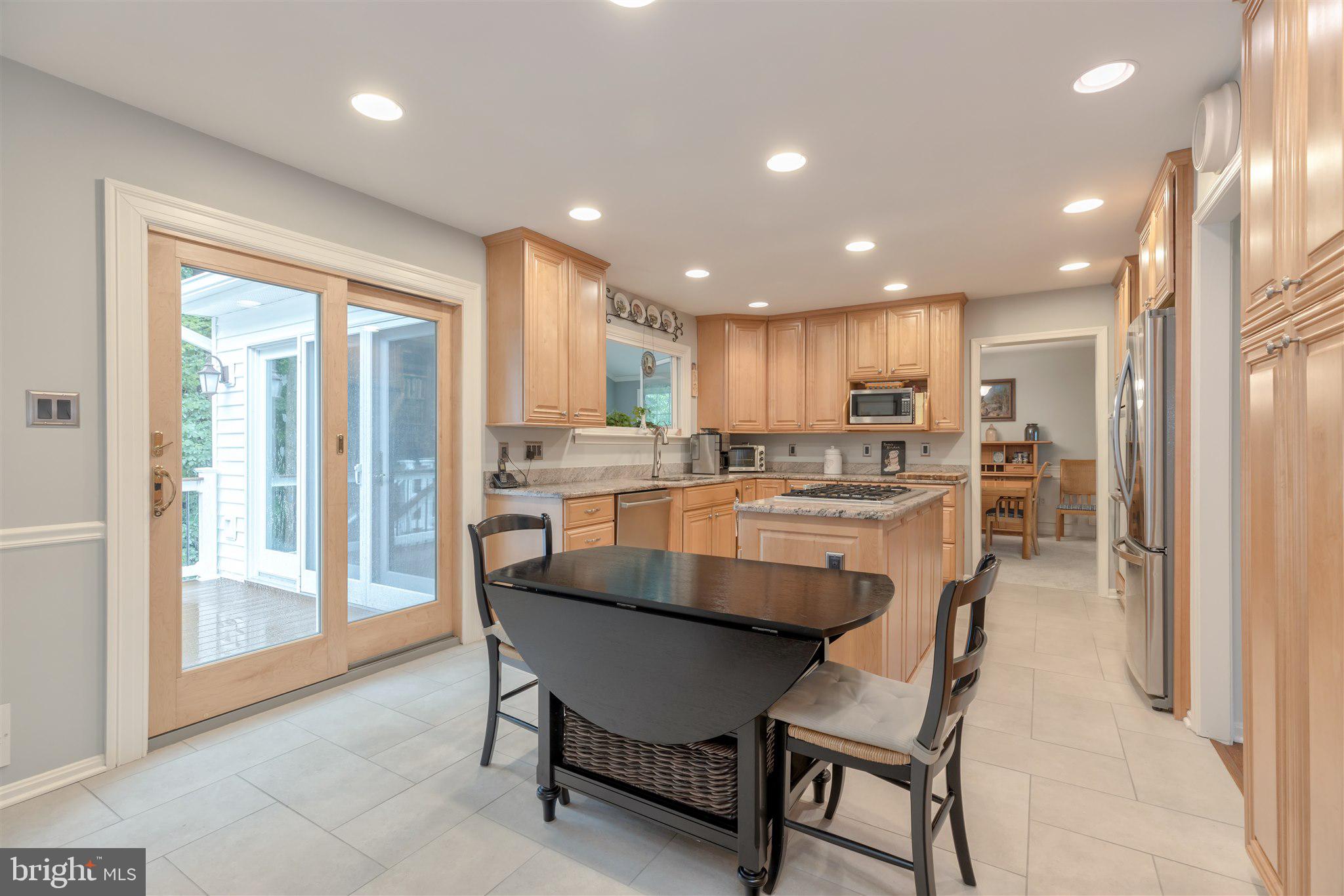 7913 Richfield Road Springfield, VA 22153 - Photo 33 of 72 Breakfast Area and Kitchen