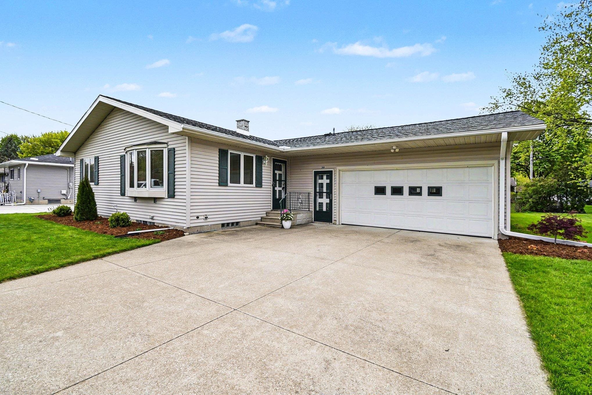 310 South Lincoln Road Bay City, MI 48708 - Photo 3 of 35