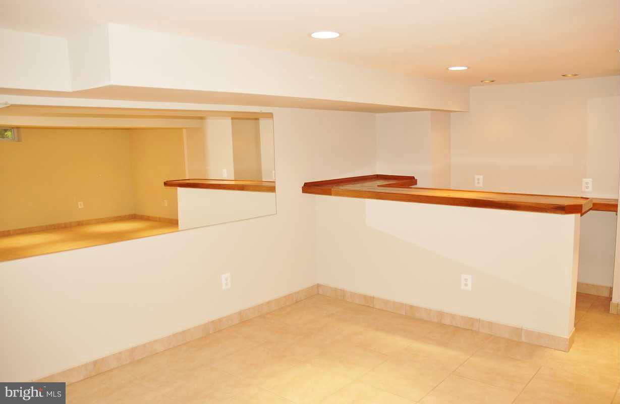 17221 Donora Road Silver Spring, MD 20905 - Photo 22 of 30 Family Room