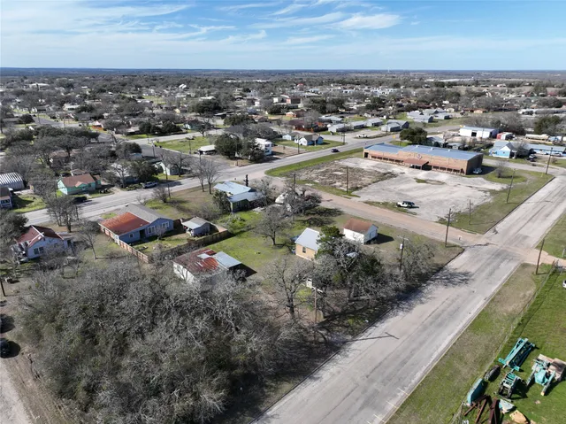 $87,000 | 639 North Manse Avenue, Giddings, TX 78942