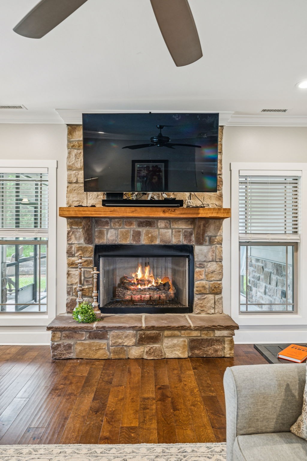 146 Island Way Winchester, TN 37398 - Photo 11 of 49 a living room with furniture and a fireplace