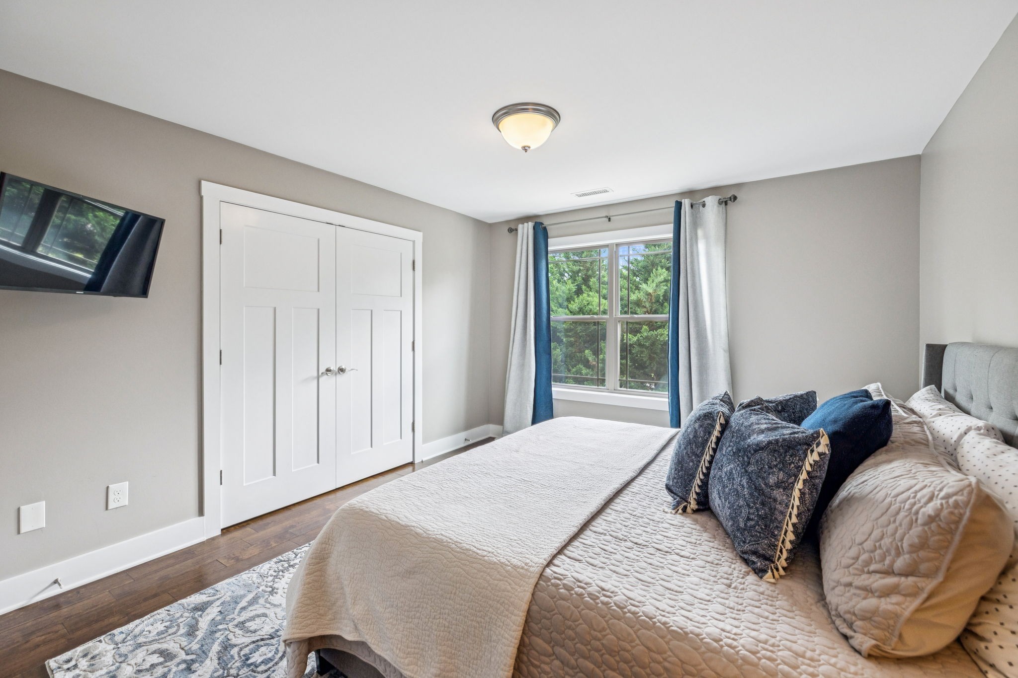 146 Island Way Winchester, TN 37398 - Photo 28 of 49 a bedroom with a bed and a window