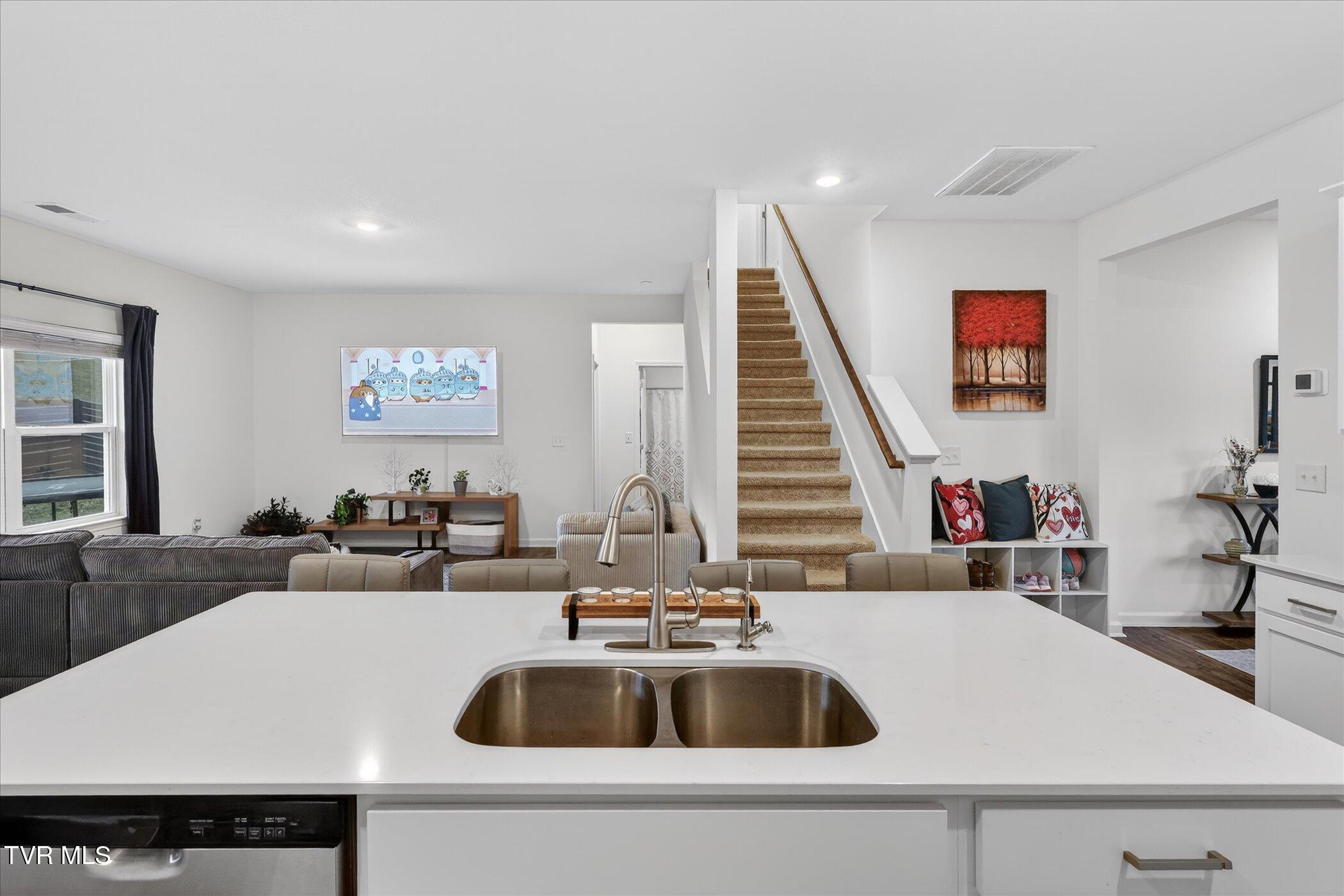 2512 Bridgeforth Crossing Kingsport, TN 37664 - Photo 8 of 55 8