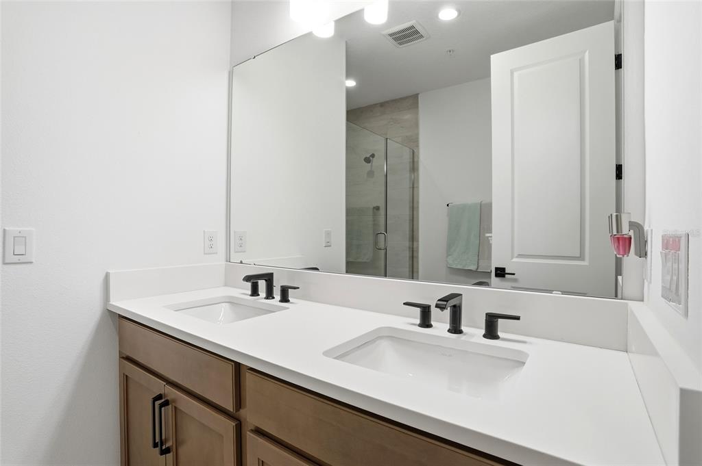 2038 Packing District Way Orlando, FL 32804 - Photo 21 of 39 a bathroom with a sink and a mirror