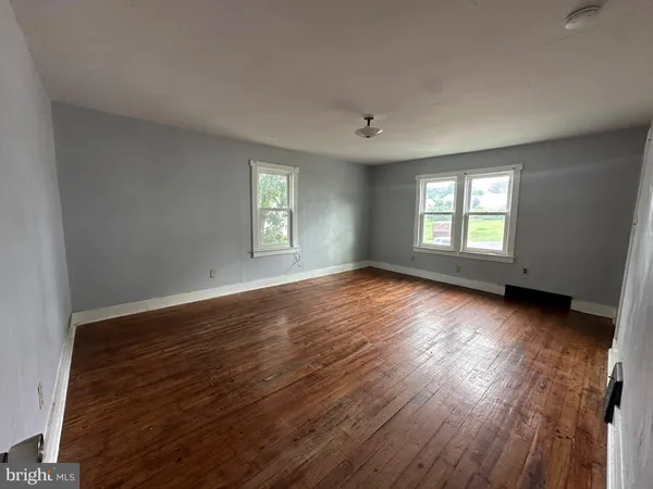 a view of empty room with window