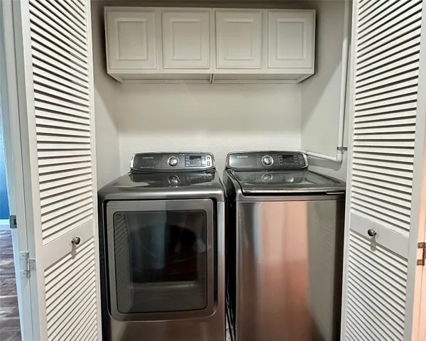 a close up view of a washer and dryer