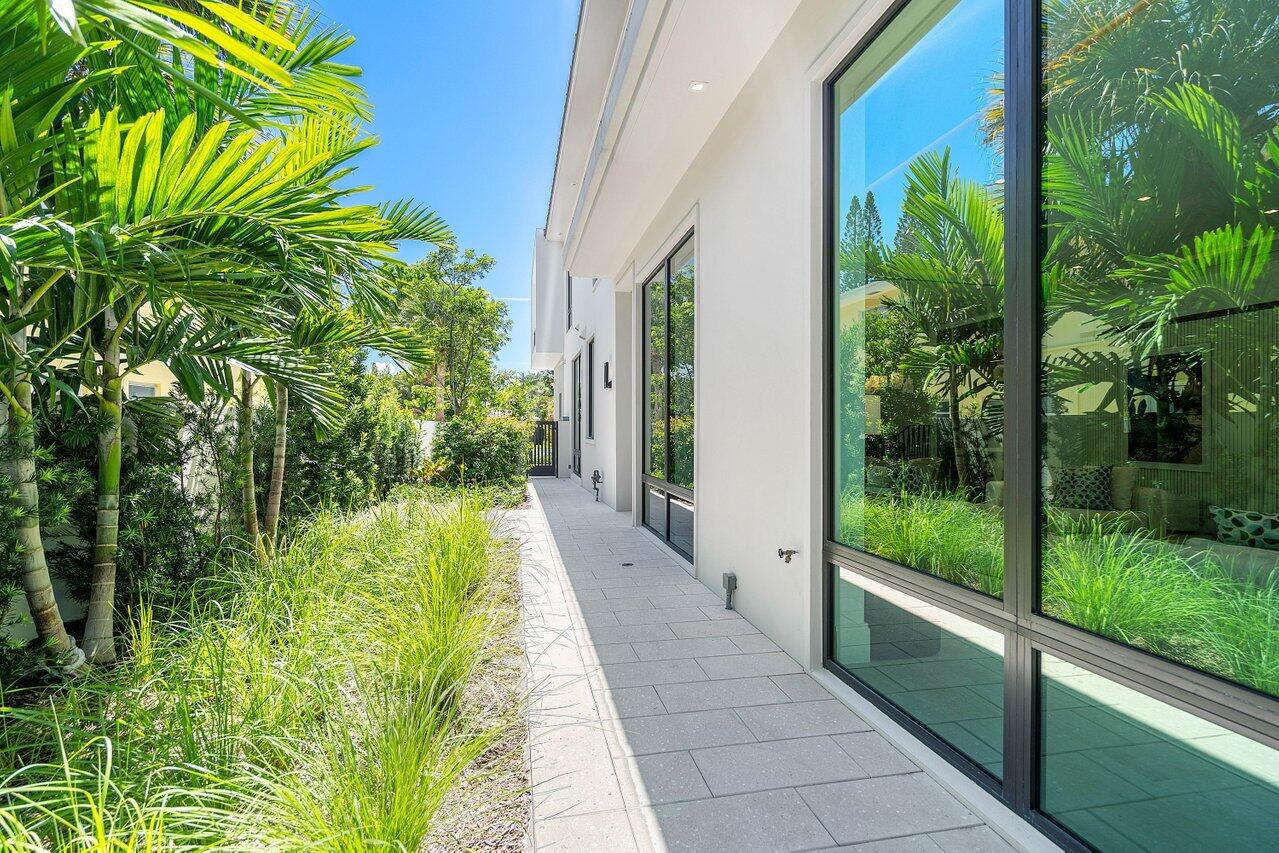 514 Northeast 7th Avenue Delray Beach, FL 33483 - Photo 44 of 51 a view of a garden