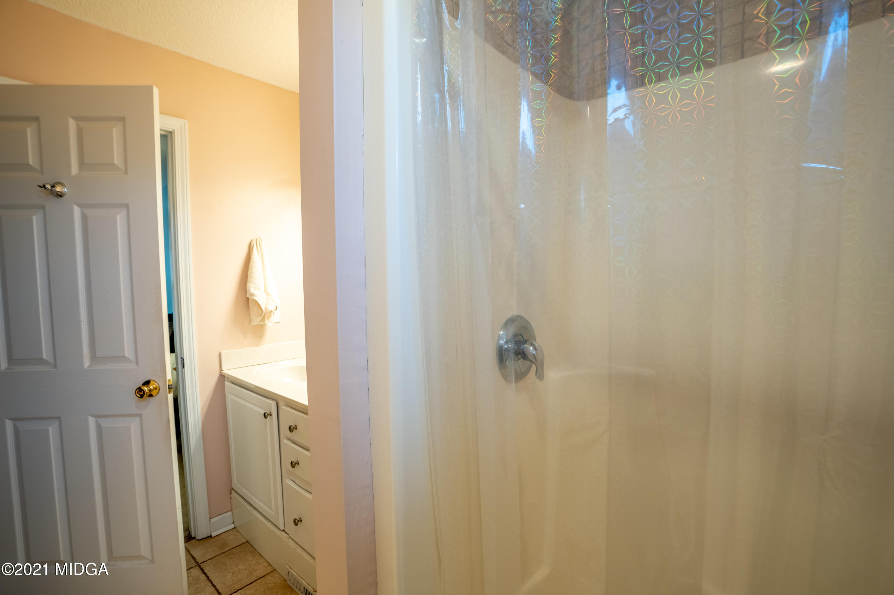 208 Camelot Road Gray, GA 31032 - Photo 19 of 41 a bathroom with a shower