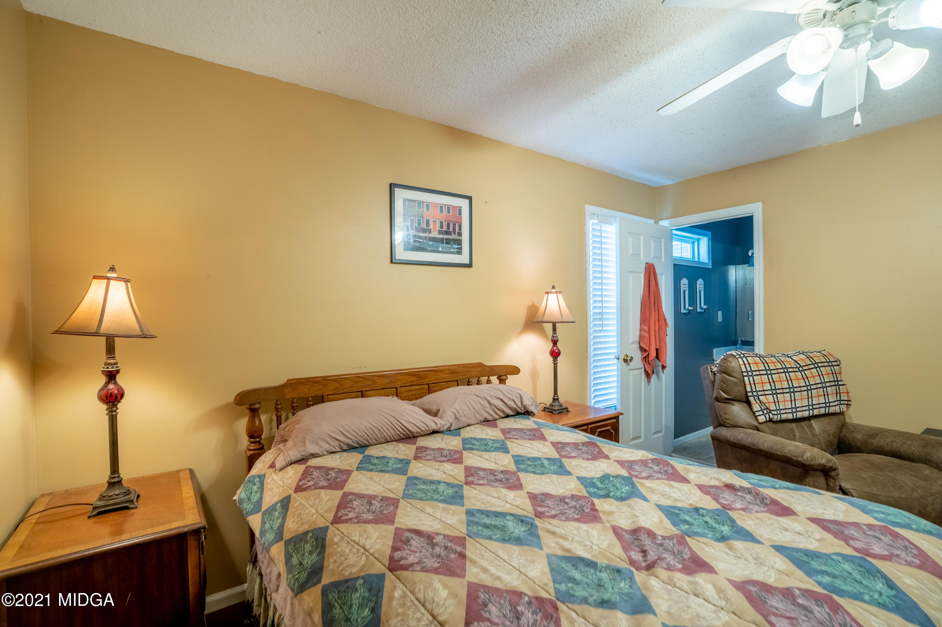 208 Camelot Road Gray, GA 31032 - Photo 26 of 41 a bedroom with a bed and a lamp