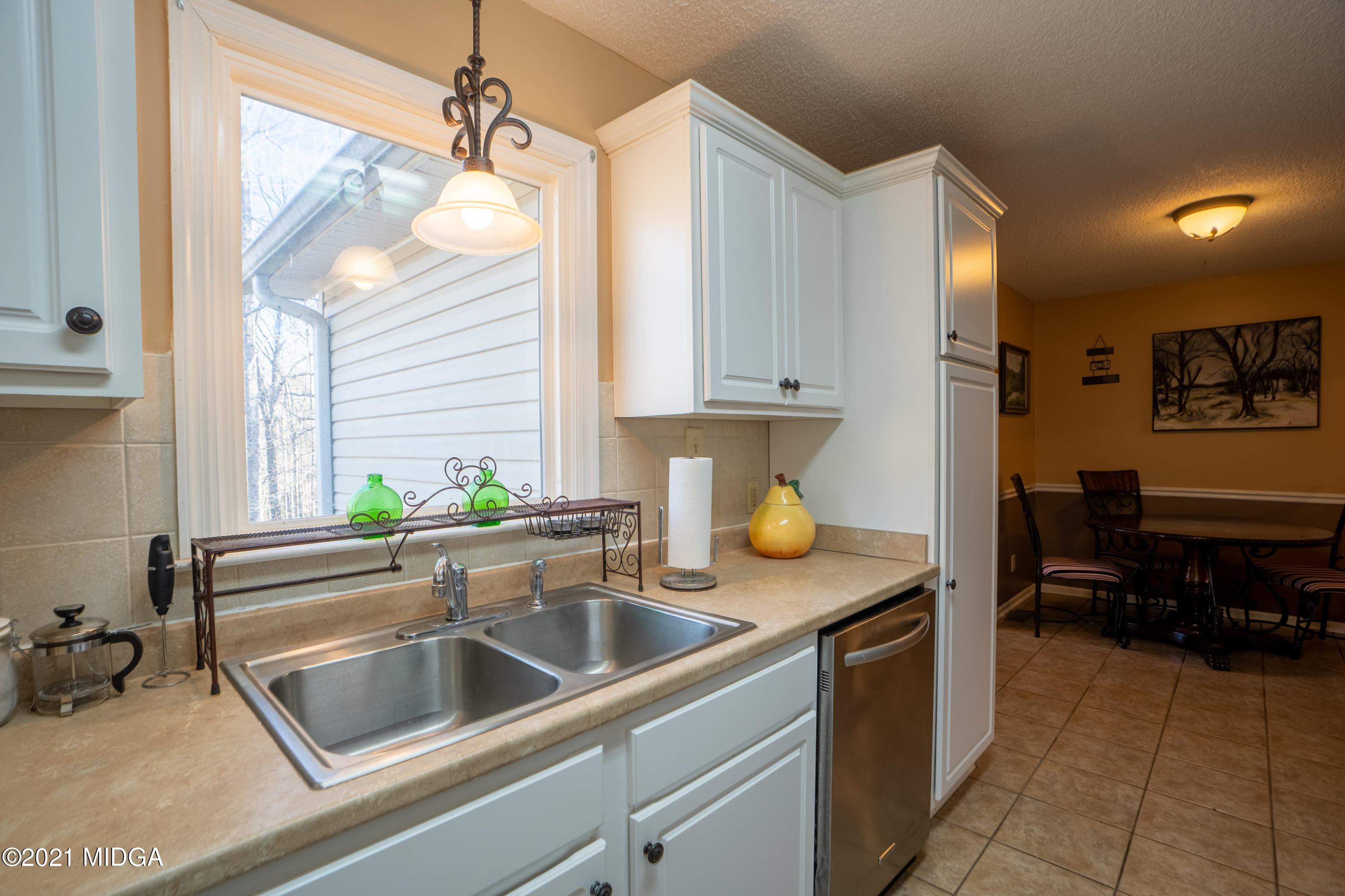208 Camelot Road Gray, GA 31032 - Photo 7 of 41 a kitchen that has a sink and a stove in it