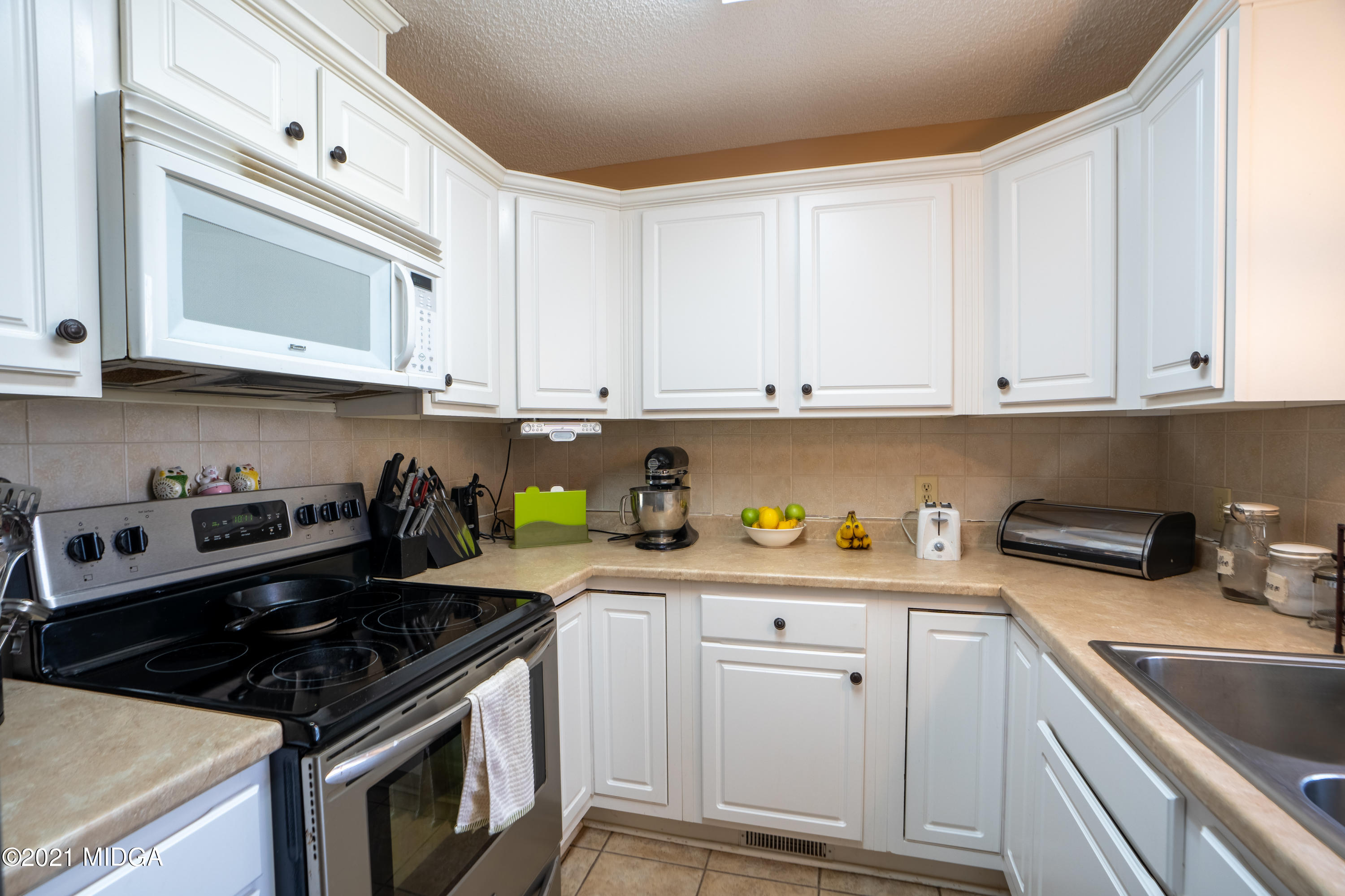 208 Camelot Road Gray, GA 31032 - Photo 8 of 41 a kitchen with granite countertop a stove sink and cabinets