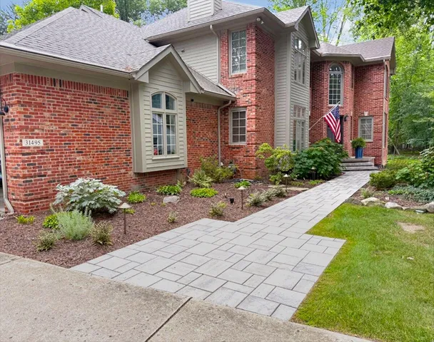 $1,250,000 | 31495 Sleepy Hollow Lane, Beverly Hills, MI 48025