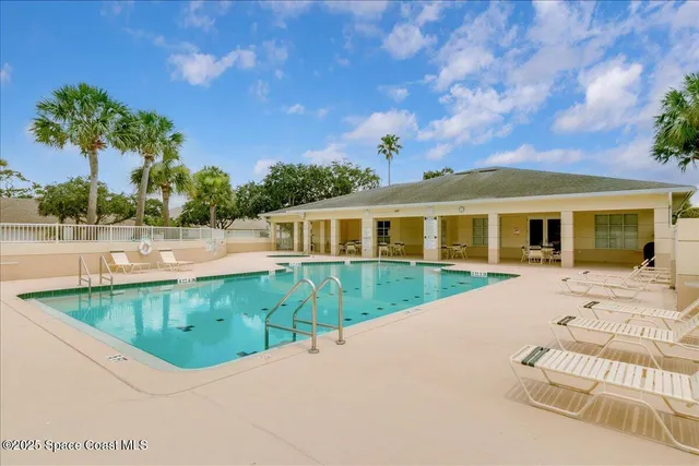 a view of a yard in front of the house