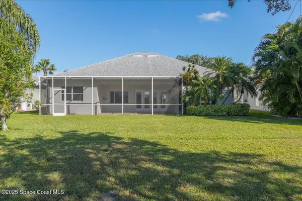 a view of a house with a backyard