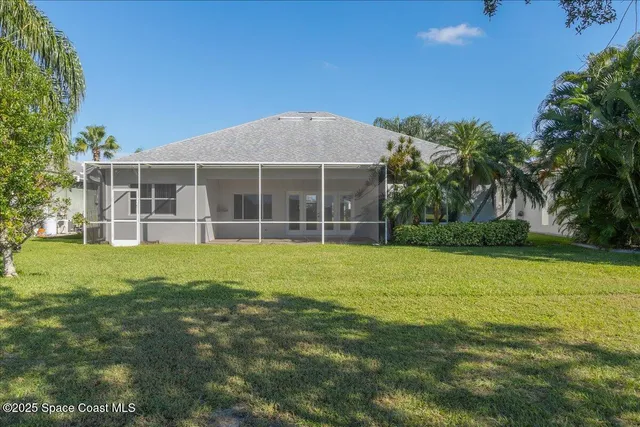 a view of a house with a backyard