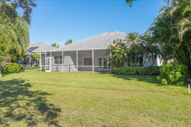 a view of a house with a backyard
