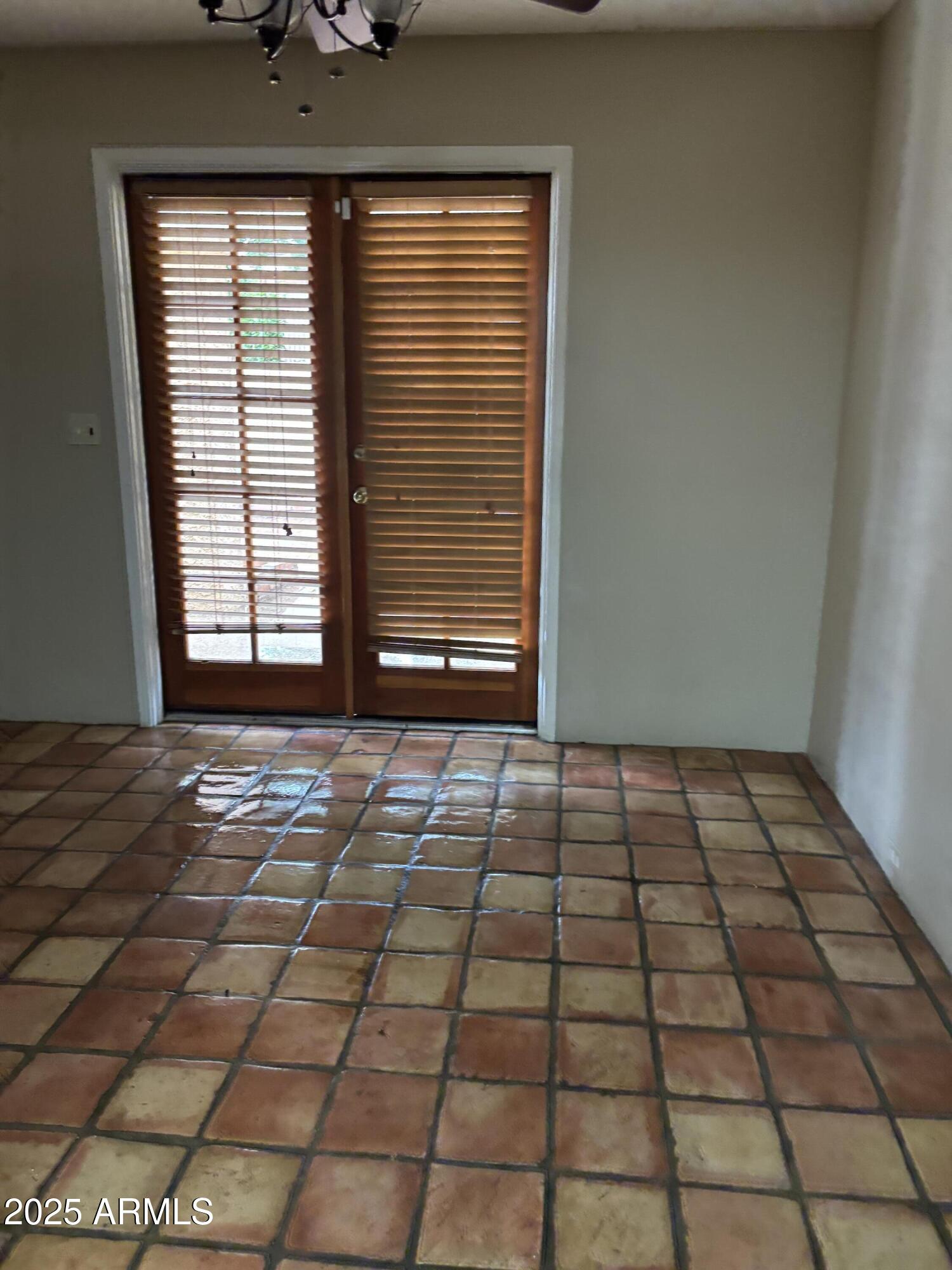 10424 North 11th Place, Unit 2 Phoenix, AZ 85020 - Photo 11 of 41 a view of a livingroom with a pathway