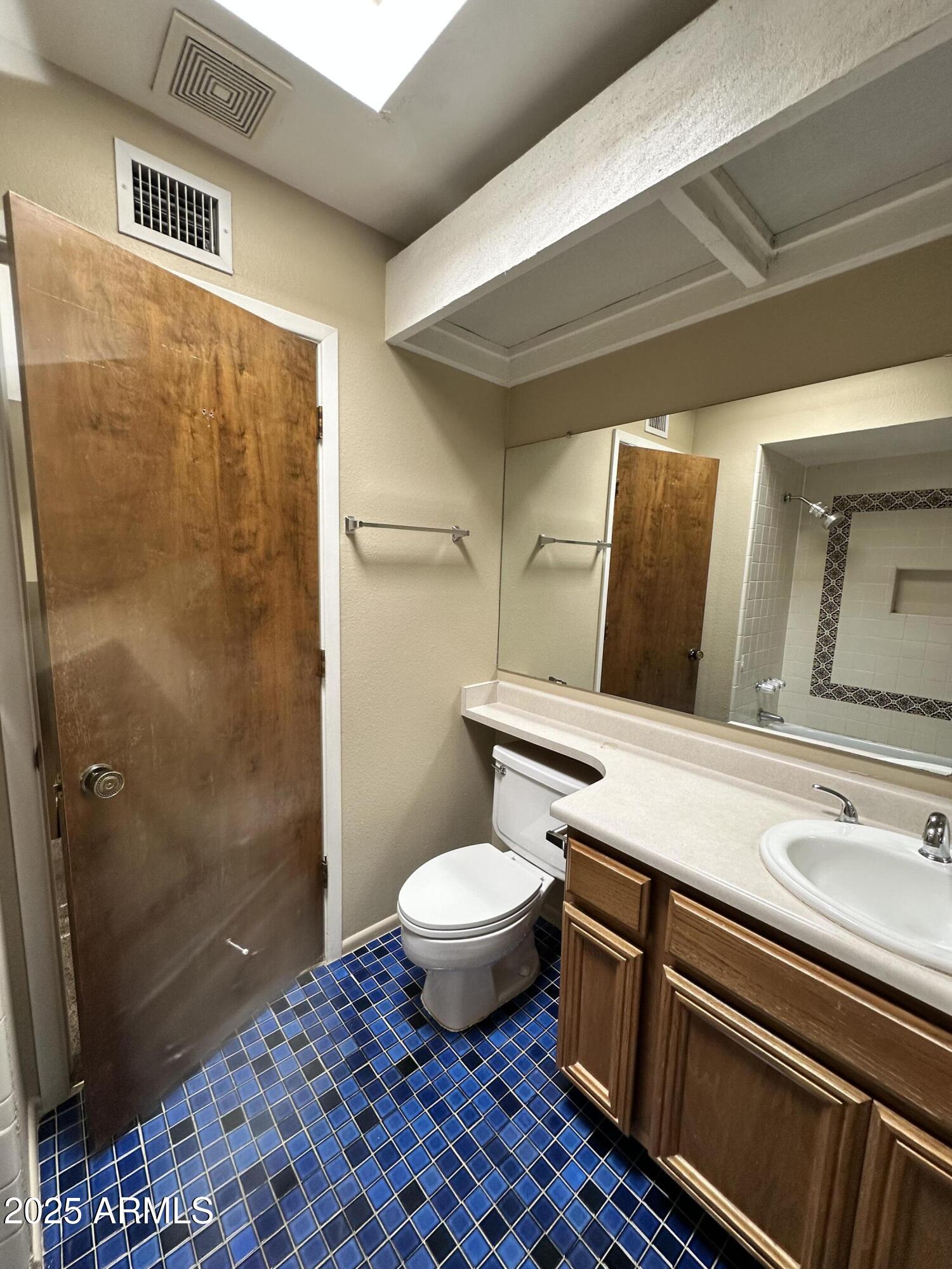 10424 North 11th Place, Unit 2 Phoenix, AZ 85020 - Photo 19 of 41 a bathroom with a sink toilet and shower