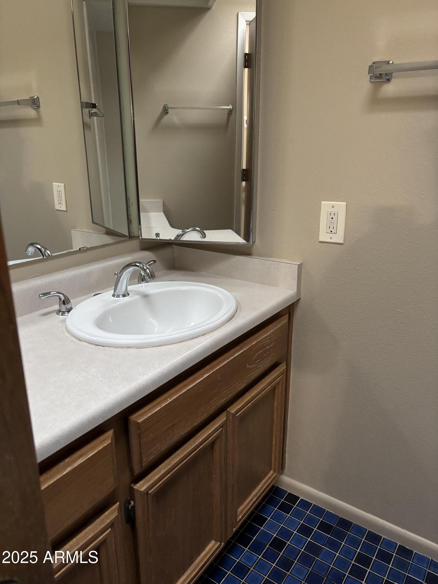 10424 North 11th Place, Unit 2 Phoenix, AZ 85020 - Photo 23 of 41 a bathroom with a sink and a mirror