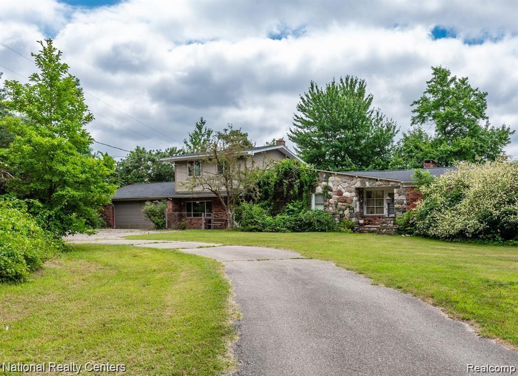 355 Ridgemont Road Oxford, MI 48370 - Photo 3 of 29 Original home built in 1958. Lots of room with 3.37 acres of lakefront! Renovate or rebuild a walkout.