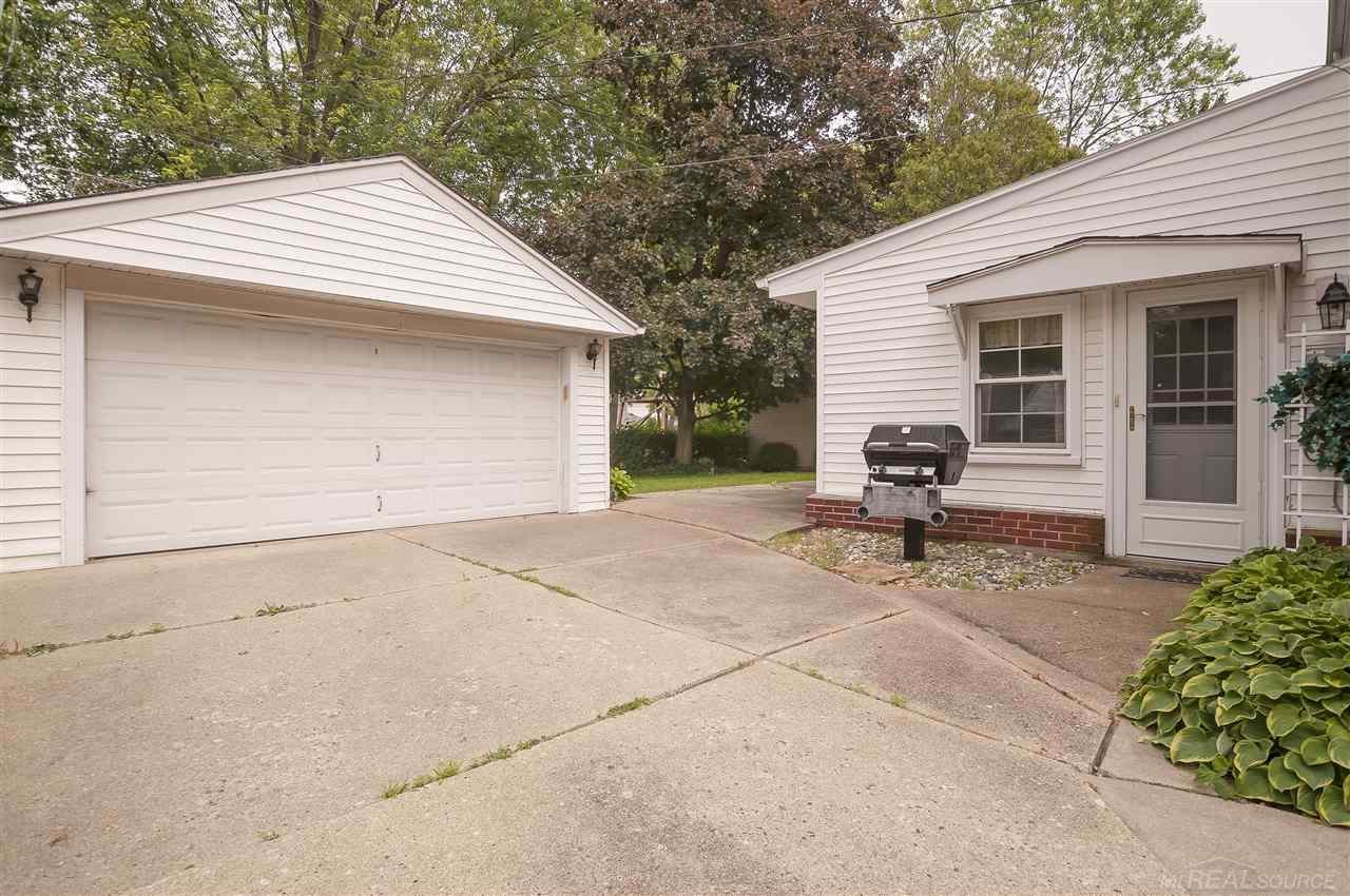 1220 Fairholme Road Grosse Pointe Woods, MI 48236 - Photo 38 of 41