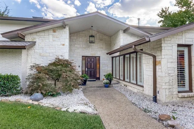 $1,325,000 | 7040 Oakbluff Drive, Dallas, TX 75254