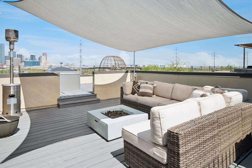 432 Trinity River Circle Dallas, TX 75203 - Photo 31 of 40 Rooftop deck is the perfect place to watch the sunrise with that first cup of coffee or watch it set with a cool beverage.