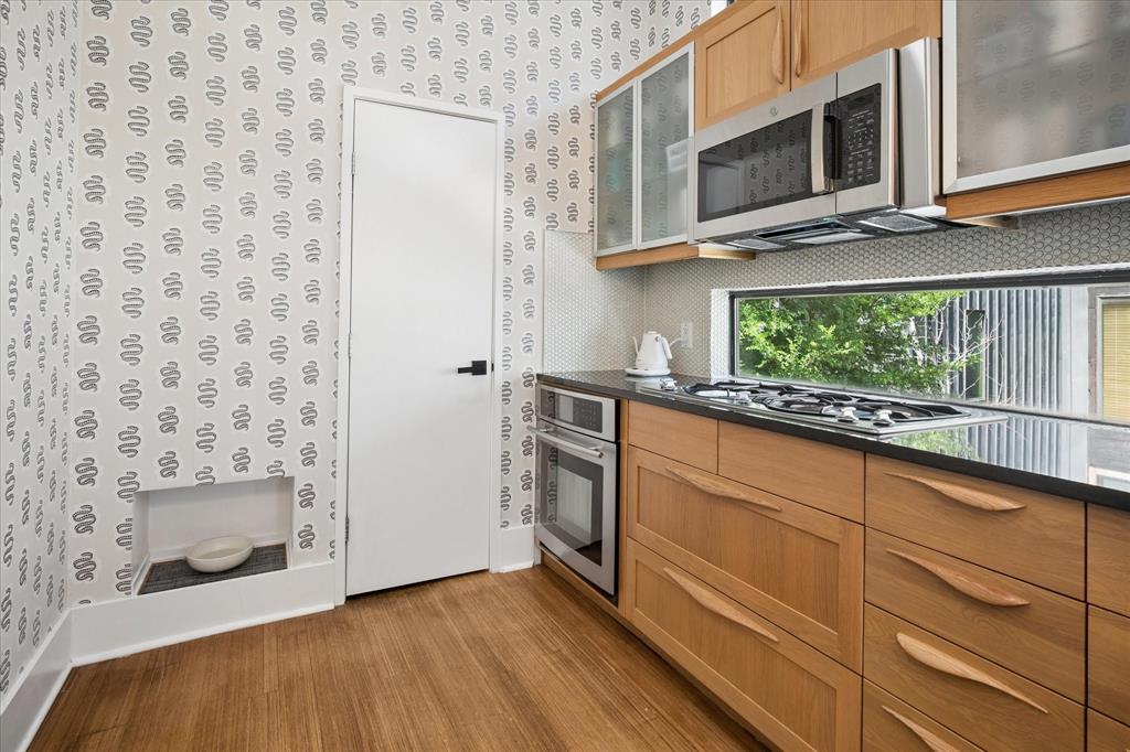 432 Trinity River Circle Dallas, TX 75203 - Photo 10 of 40 Built-in custom elevated pet dining nook (so cute!)