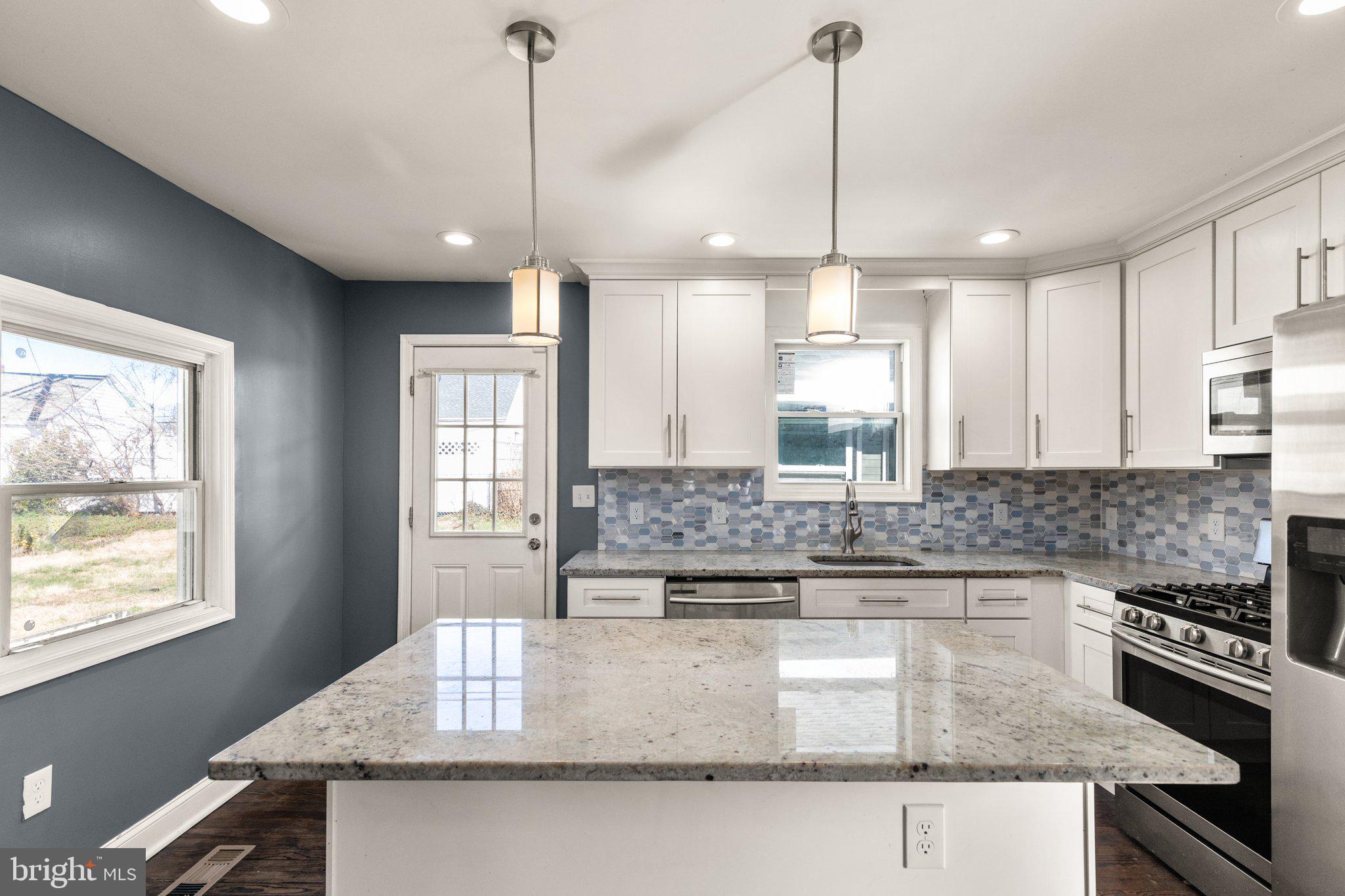 7400 Waymouth Way Baltimore, MD 21222 - Photo 10 of 27 Large Island