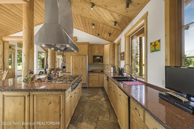 $5,490,000 | 450 East Oatgrass Road, Jackson, WY 83001