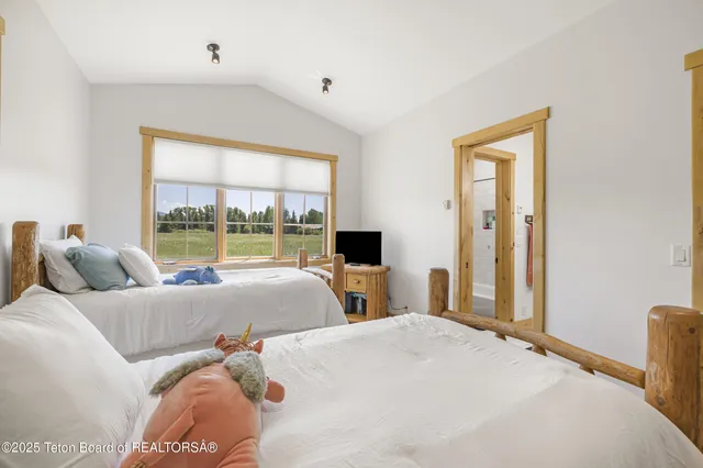 $5,490,000 | 450 East Oatgrass Road, Jackson, WY 83001