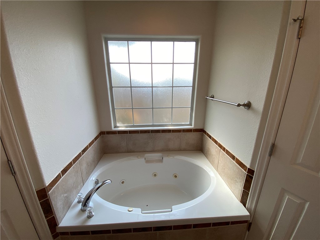 913 Strom Road Corpus Christi, TX 78418 - Photo 18 of 24 a bathroom with a bathtub