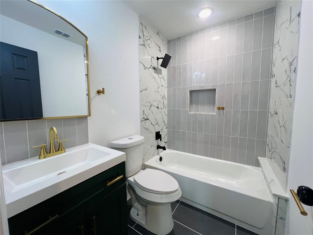 1621 Running River Road Garland, TX 75044 - Photo 13 of 20 a bathroom with a sink a toilet and a bathtub