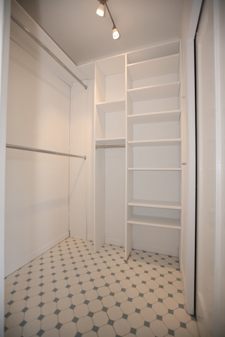438 West Surf Street, Unit 3B Chicago, IL 60657 - Photo 14 of 36 a bathroom with a shower
