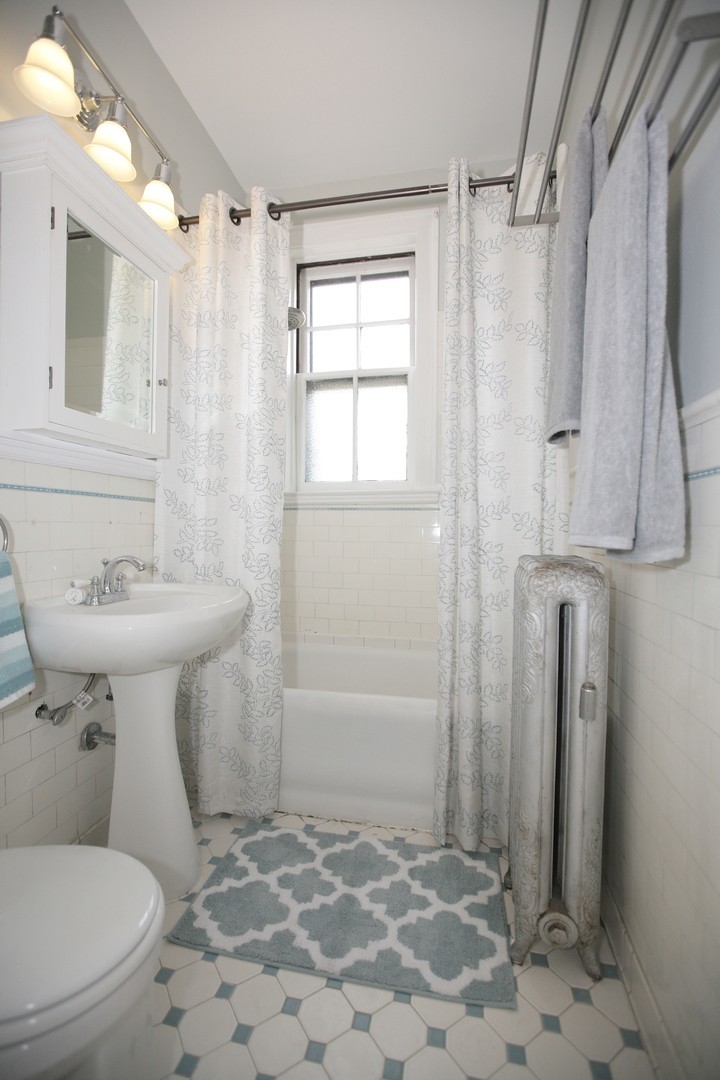 438 West Surf Street, Unit 3B Chicago, IL 60657 - Photo 15 of 36 a bathroom with a sink toilet and shower